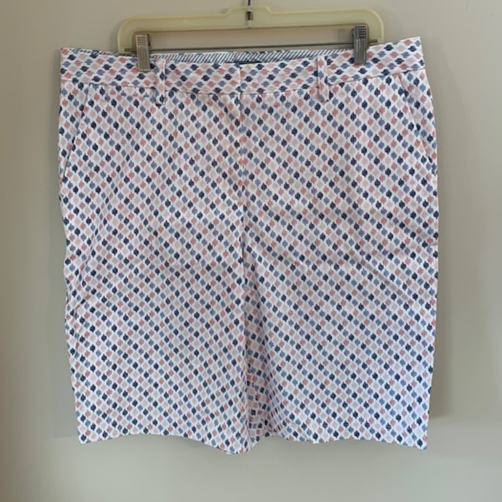 Gently used women’s Lands End mid rise shorts size 16t